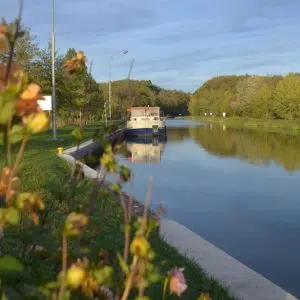 ein Hausboot am Kanal von Niderviller