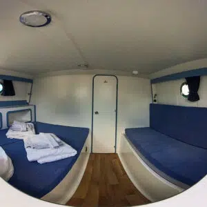 Die Schlafkabine der Pirate 915 mit einem Einzelbett und einem Doppelbett.