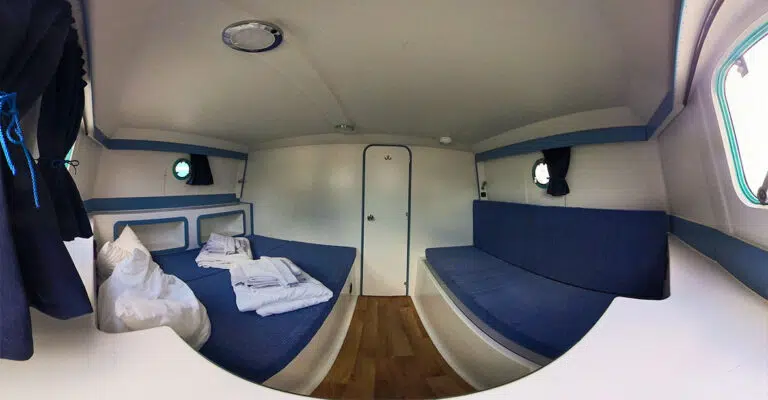 Die Schlafkabine der Pirate 915 mit einem Einzelbett und einem Doppelbett.