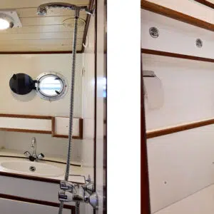 Dusche und Toilette sind separat. Links sieht man die Dusche mit beweglichem Duschkopf und das Waschbecken. Rechts sieht man sie manuelle Toilette.