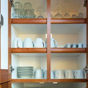 Geschirrschrank der Aquanaut Vintage mit Tellern, Tassen und Gläsern.