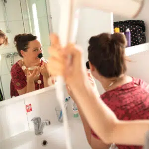 Zwei Personen im Badezimmer eines Pedro H2Home. Eine Frau schminkt sich und ein Junge föhnt sich die Haare.