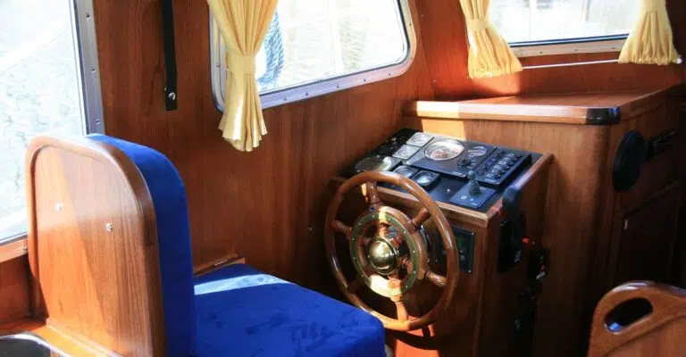 Der Steuerstand der Grommer 800 mit einem blau gepolsterten Seemannsstuhl.