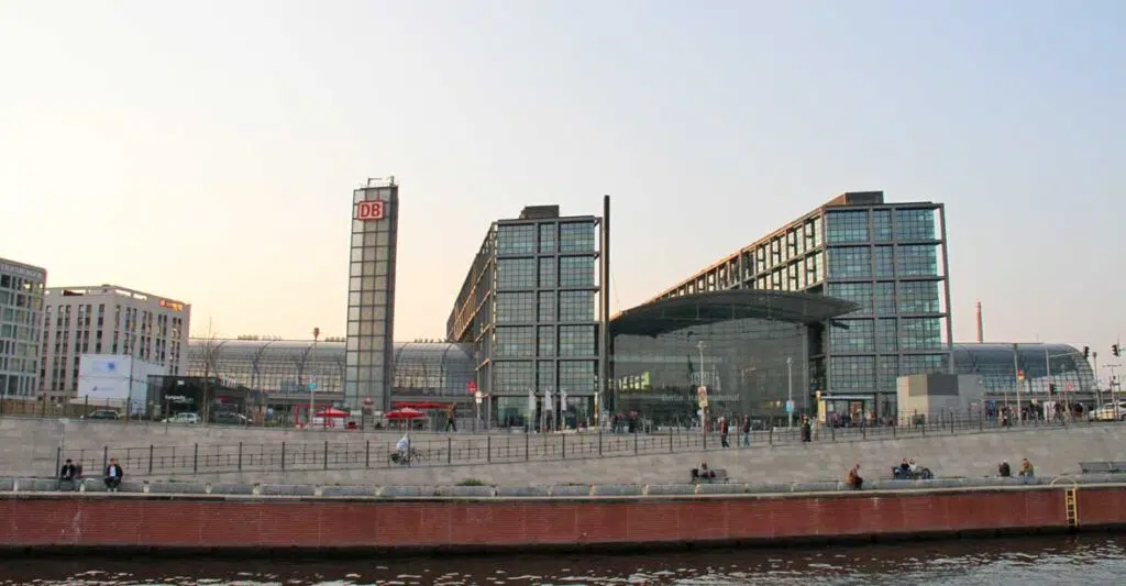 Sicht auf Berlin Hauptbahnhof von einem Hausboot