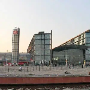 Sicht auf Berlin Hauptbahnhof von einem Hausboot