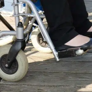 Eine Rollstuhlfahrerin fährt von einem Febomobil direkt auf den Steg