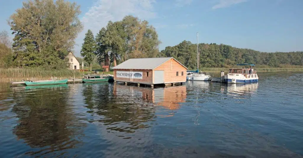 Ein Bootshaus der Müritzfischer neben einem Anleger in Vipperow.