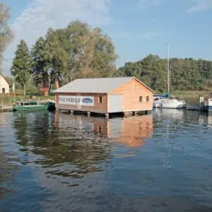 Ein Bootshaus der Müritzfischer neben einem Anleger in Vipperow.