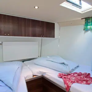 Bugkabine der Aquino 1190 D mit zwei Betten. Die Betten sind bereits bezogen mit blau-weißen Bezügen
