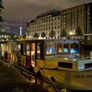 Hausboot bei Nacht in Berlin