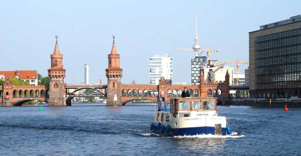 Hausboot in Berlin vor der Oberbraumbrücke