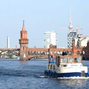 Hausboot in Berlin vor der Oberbraumbrücke