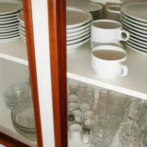 Geschirrschank auf einer Kormoran mit Tassen, Gläsern, Tellern, Schüsseln und Eierbechern.