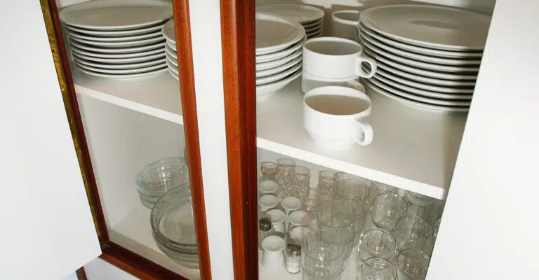 Geschirrschank auf einer Kormoran mit Tassen, Gläsern, Tellern, Schüsseln und Eierbechern.