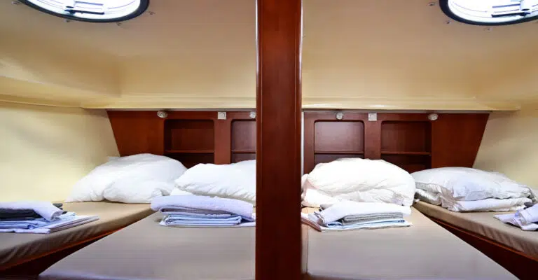 Die zwei Bugkabinen der Nicols Estivale Octo. Sie Sehen Identisch aus, nur spiegelverkehrt mit ein wenig Platz Zwischen den beiden Betten.