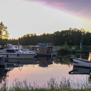 Einige Boote im Peenehafen Stolpe bei Sonnenuntergang.