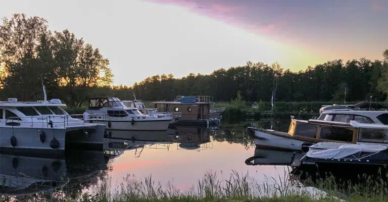 Einige Boote im Peenehafen Stolpe bei Sonnenuntergang.
