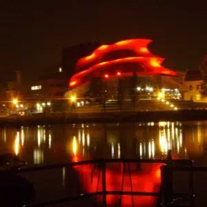 Blick von Boot auf ein Theater im Dunkeln