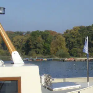 Hausboot mit Anlegestelle im Hintergrund