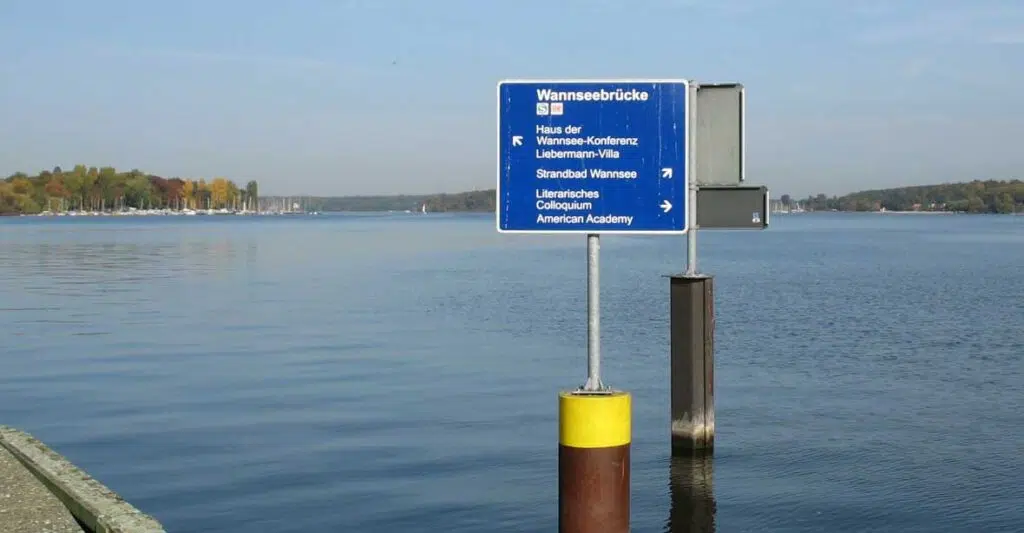 blaues Schild im See