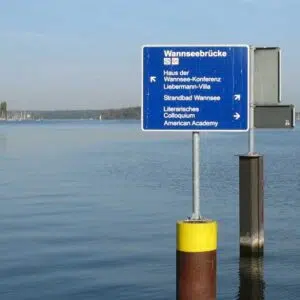blaues Schild im See