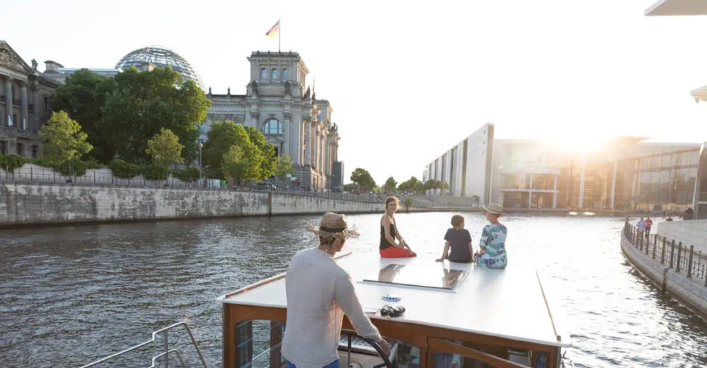 Familie am Deck mit Sicht auf Reichstaggebäude