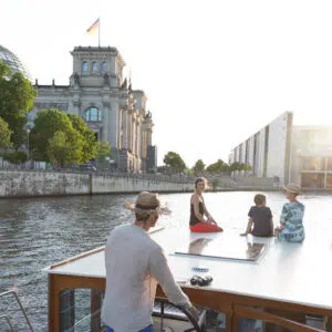 Familie am Deck mit Sicht auf Reichstaggebäude