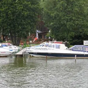 Mehrere Boote in der Marina Zaue beim Schwielochsee.