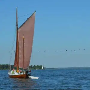 Ein Segelboot auf dem Stettiner Haff.