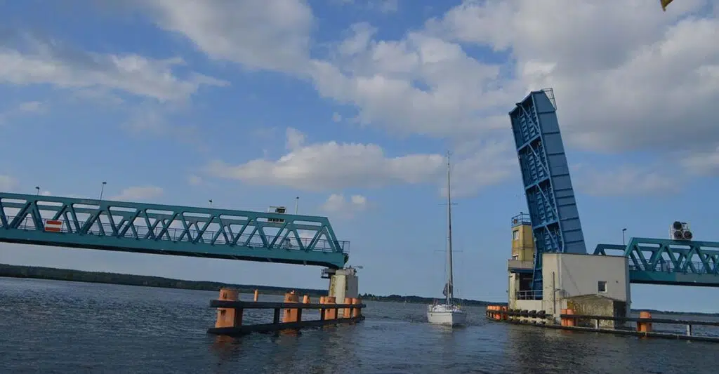 Die Zecherniner Brücke bei Anklam. Eine blaue Klappbrücke mit hochgeklappter Fahrbahn.