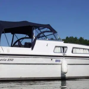 Außenansicht der Almeria 850, ein weißes Boot mit schwarzen Akzenten und Blauem Cabrio-Verdeck