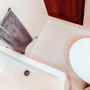 Badezimmer der Delphia Escape mit Toilette, Waschbecken und beweglichem Duschkopf.