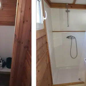 links sieht man die manuelle Toilette der Sundeck 400, rechts sieht man die Dusche mit beweglichem Duschkopf und das Waschbecken.