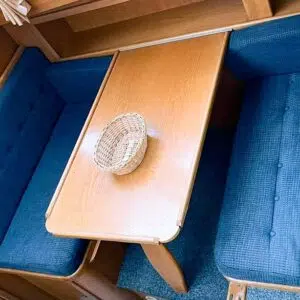 Kleine Sitzecke im Salon der Gruno 38 mit blau gepolsterten Sitzbänken.