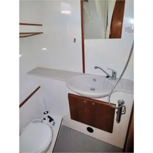 Badezimmer der Pedro Levanto mit Toilette, Waschbecken und beweglichem Duschkopf.