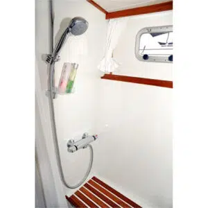 Dusche der Pedro Levanto mit Sitzfläche und beweglichem Duschkopf.
