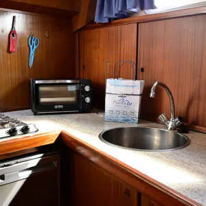 Küchenzeile mit Gasherd, Spüle und Kühlschrank.