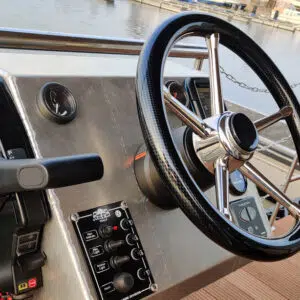 Der Steuerstand des Saunahausbootes mit eingebautem GPS