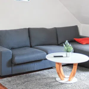 Couch mit kleinem runden Couchtisch